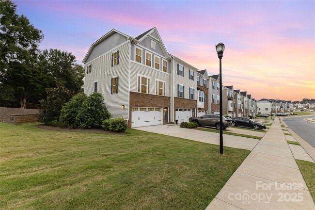 Building Photo - 2523 Grantham Place Dr