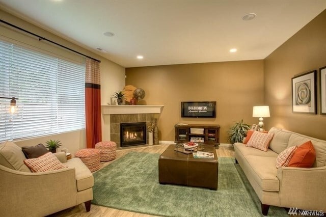 Building Photo - Beautiful 6BD/3BA home nestled in desirable Rainer Ridge neighborhood