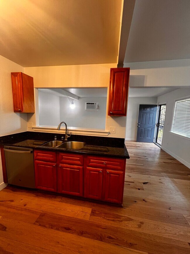 Building Photo - 2 bedroom 2 bath in Concord
