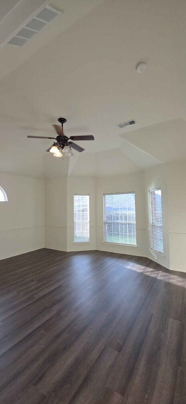 Building Photo - Recently remodeled 4 bedrooms, 3 bathrooms and move-in ready!