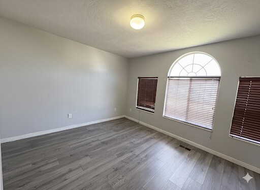 Building Photo - 472 E 350 S St