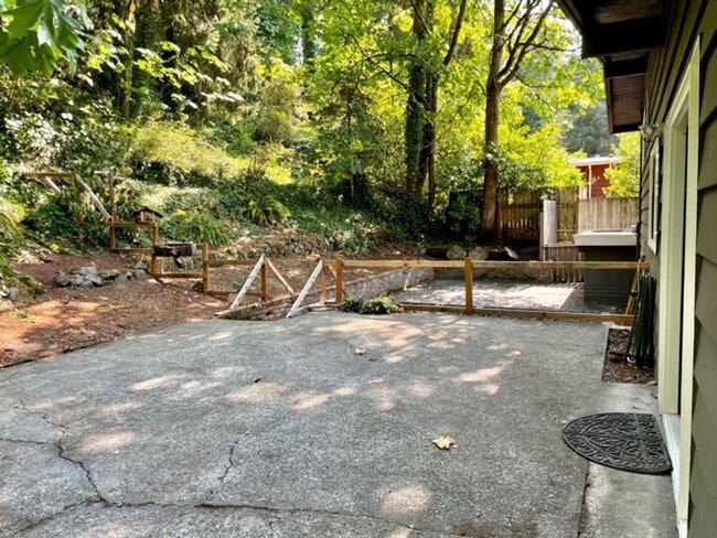 Building Photo - Charming 4 Bed 2 Bath Tri-level in Eastgate, Bellevue