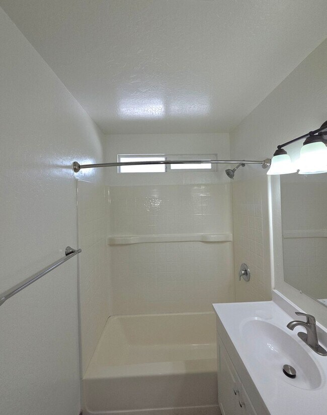 Building Photo - Fantastic 3 Bedroom, 2 Bath home in Santa Clara with upgrades galore!