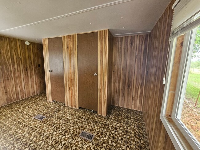 Building Photo - Charming 3BR/1BA in Eagle Creek – W/D, Yar...