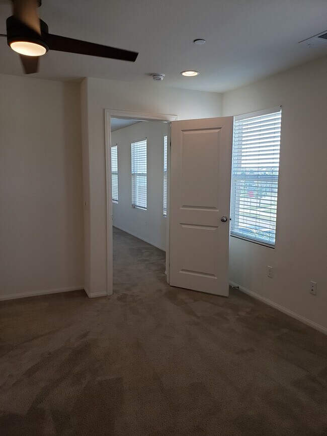 Building Photo - Riverpark 3+3 Single Family Home $4200