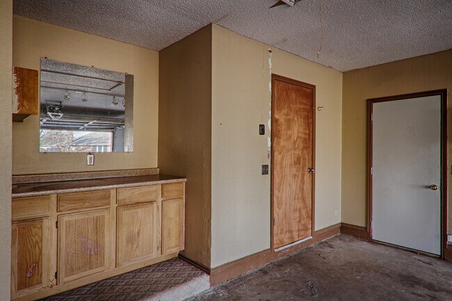 Building Photo - Beautiful house in Yukon 3 bed and 2 bath