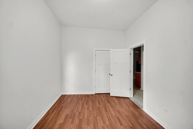 Building Photo - 1826 S Hamlin Ave
