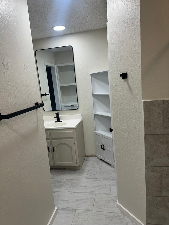 Building Photo - 8608 Brookridge Dr