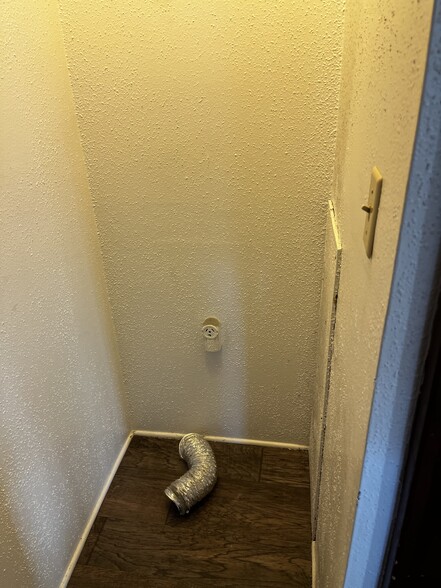 Dryer Hookup - 912 Iowa St