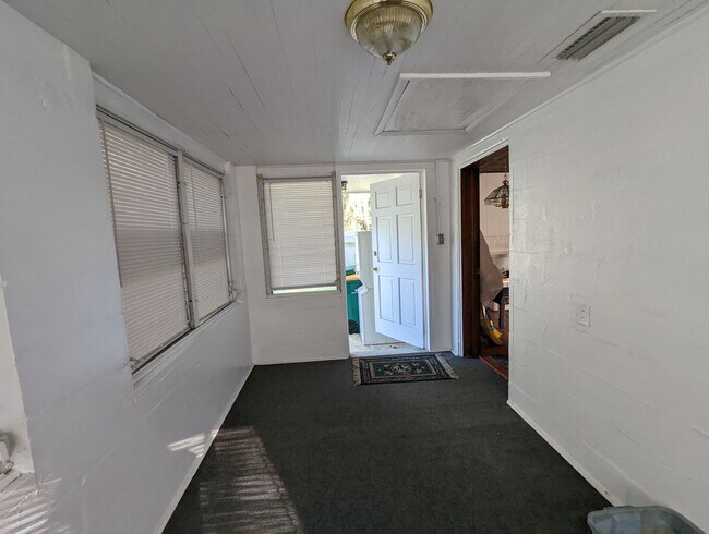 Building Photo - Lovely 2/1 home with beautiful natural woo...