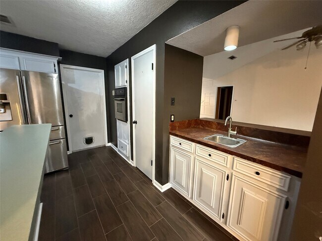 Building Photo - 16002 Havenhurst Dr