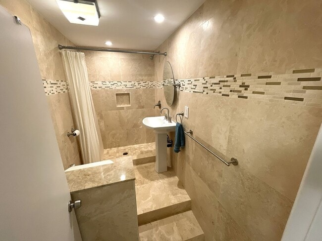 Building Photo - Maui Meadows Luxury Estate - Furnished 3 Bed/2 Bath Downstairs unit