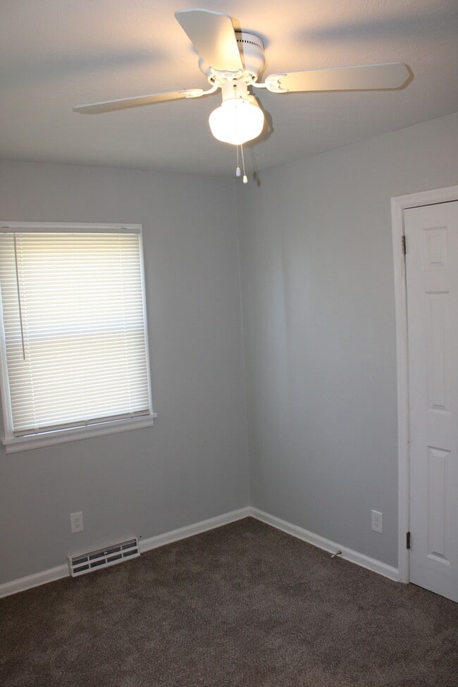 Building Photo - Spacious 3 Bedroom and 1 full bath home in...