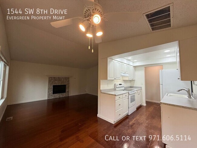 Building Photo - 1544 SW 8th Dr