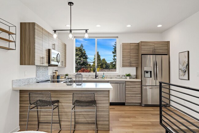 Building Photo - Delridge Townhome