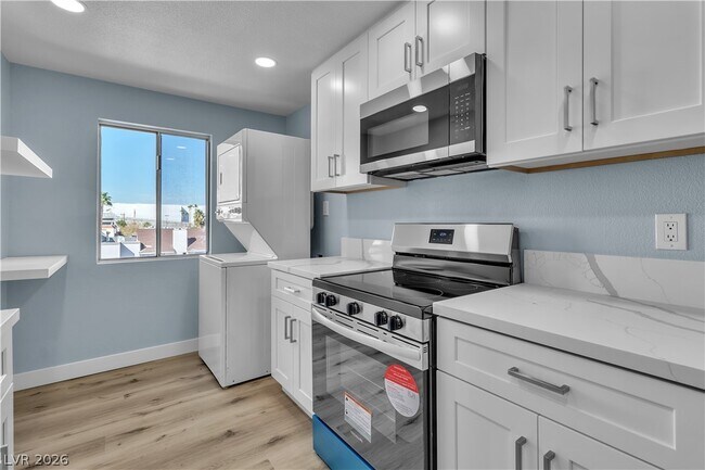 Building Photo - 725 N Royal Crest Cir