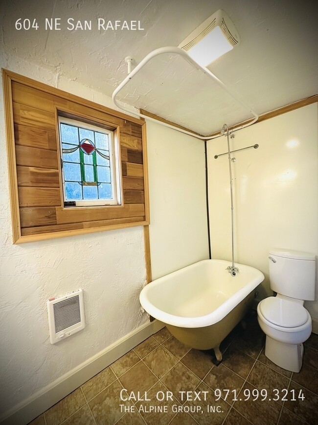 Building Photo - 604 NE San Rafael St