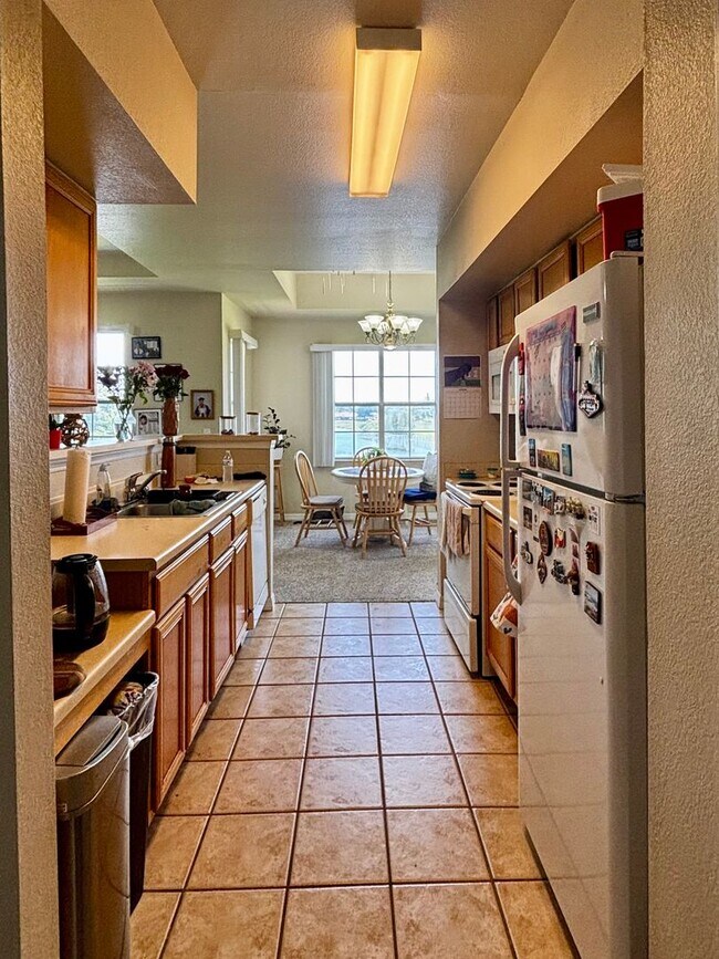 Building Photo - 3/2 unit with beautiful water view becoming available July 1st for an annual lease