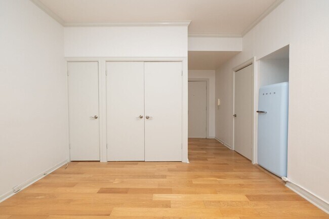 Building Photo - Updated Downtown Studio with A/C in the He...