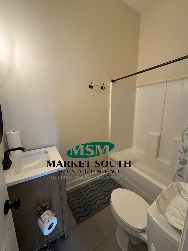 Building Photo - *REDUCED* FURNISHED RENTAL ON HENRY