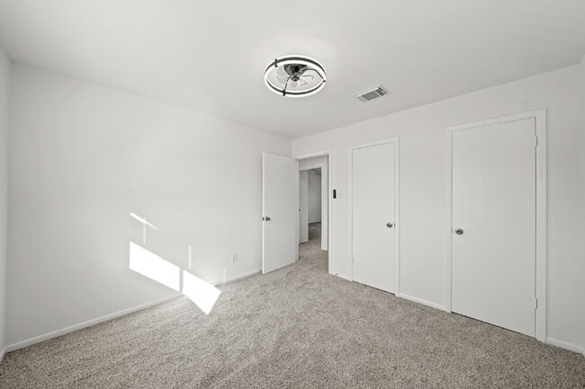 Building Photo - "Charming 3-Bed Townhouse Oasis with 2.5 B...