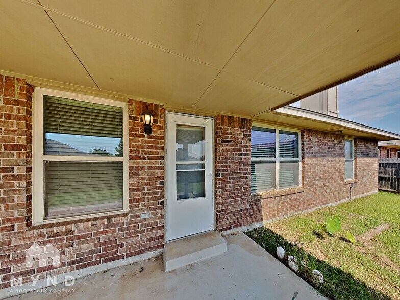 Building Photo - 512 SW 44th St