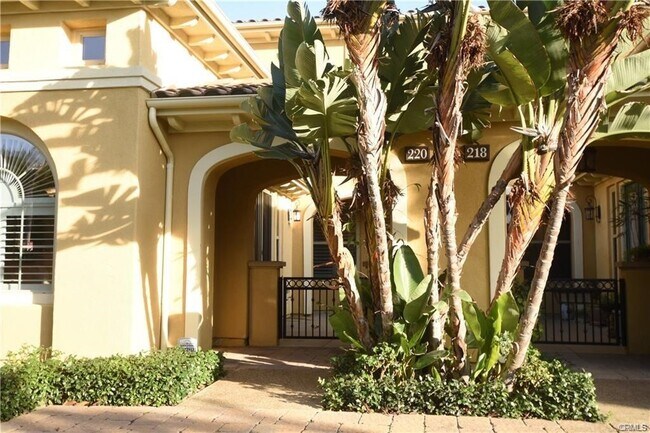 Building Photo - 220 Guinevere