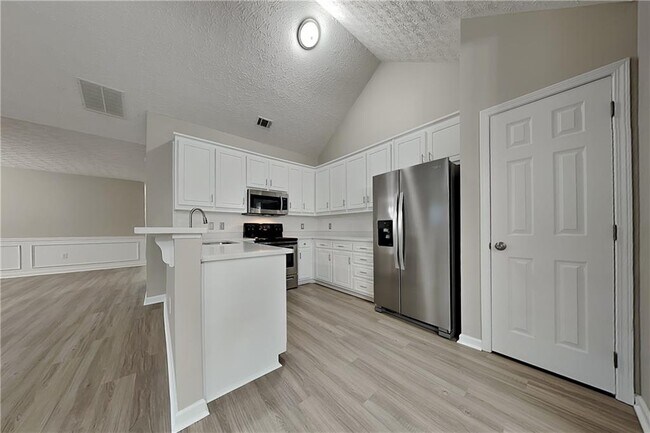 Building Photo - 230 Lake Valley Dr SW