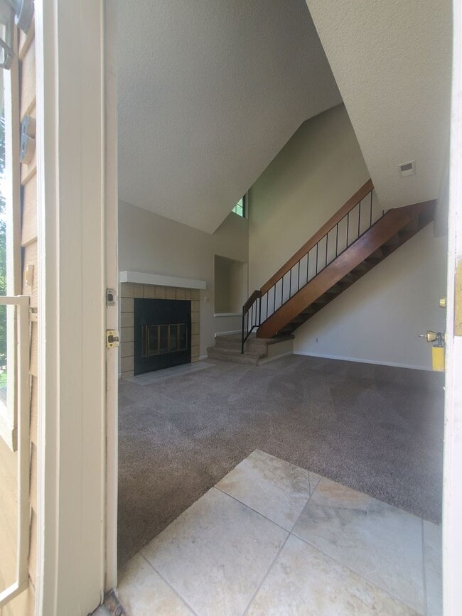 Building Photo - 2B / 2B Condo with Loft and Garage Availab...
