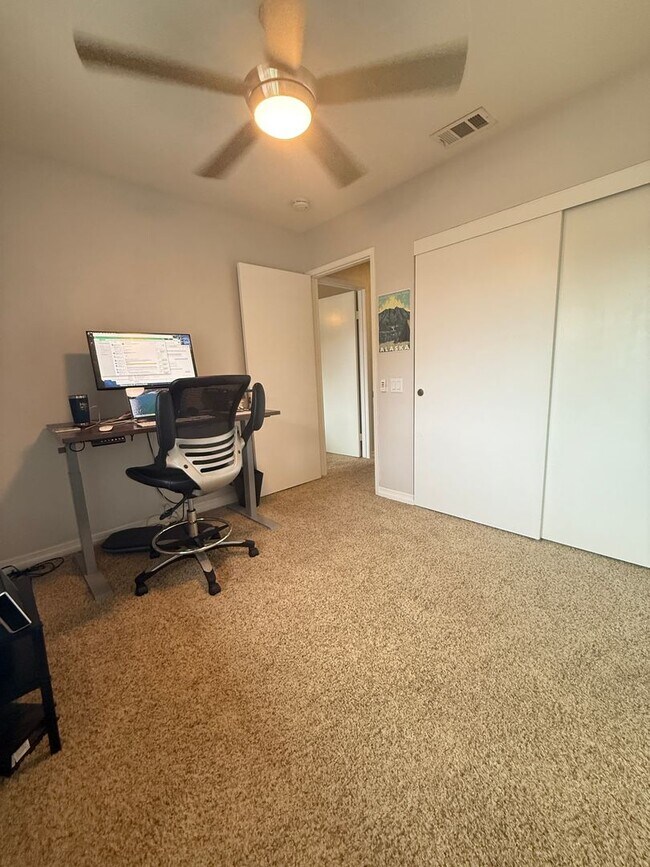 Building Photo - Spacious 4 bedroom condo backs to Westwood...