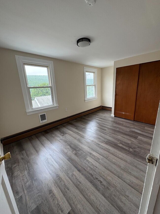 Building Photo - 105 E Railroad St