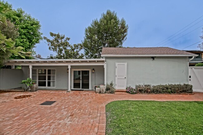 Building Photo - BEAUTIFULLY REMODELED (FURNISHED), 3BR3BA ...