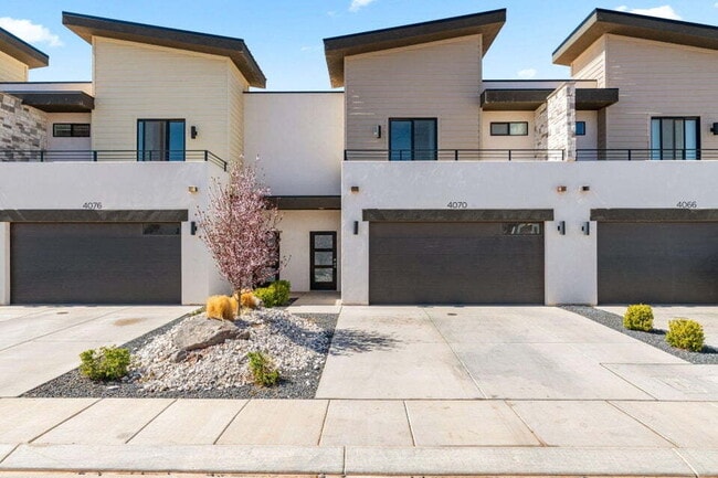 Building Photo - "Spacious 3-Bedroom Townhouse Retreat with...