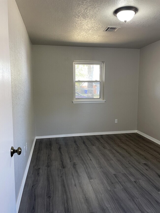 Building Photo - 1600 Cambridge Dr
