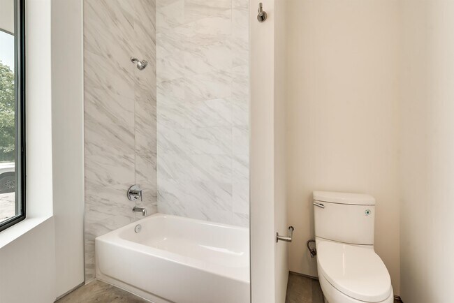 Building Photo - 1504 Burlew St