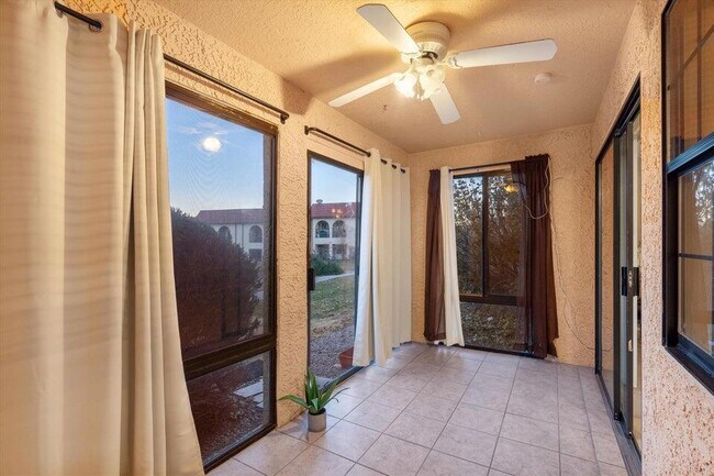 Building Photo - 833 Country Club Dr SE