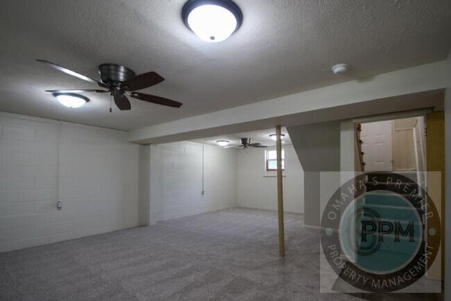 Building Photo - Discover this well-maintained 3-bedroom, 2-bath home in Omaha, NE