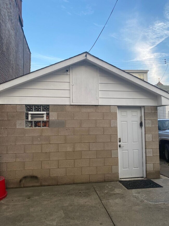 Building Photo - NEWLY RENOVATED 2 BEDROOM WITH GARAGE IN THE HEART OF SOUTHSIDE!