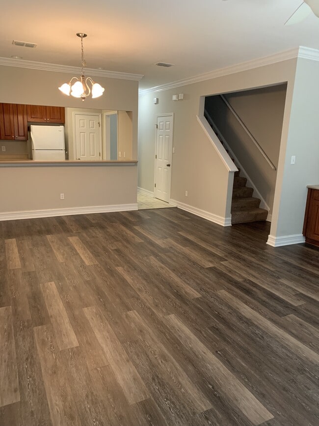 Building Photo - 1561 Crescent Hills Dr