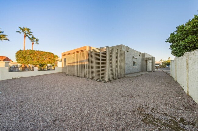 Building Photo - 6120 E Augusta Cir