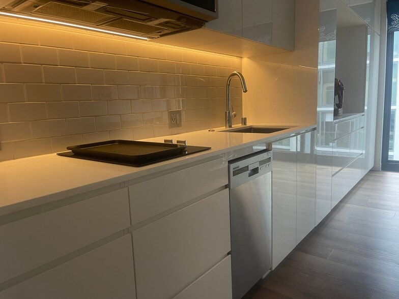 Building Photo - 987 Queen St