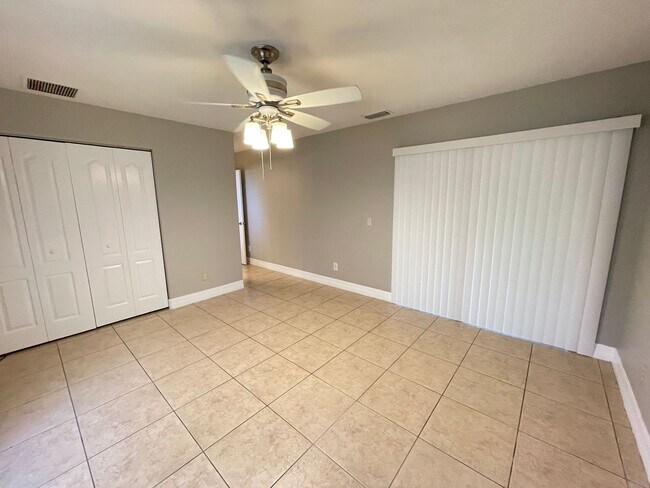 Building Photo - CUTE 2 Bedroom 2 Bath duplex