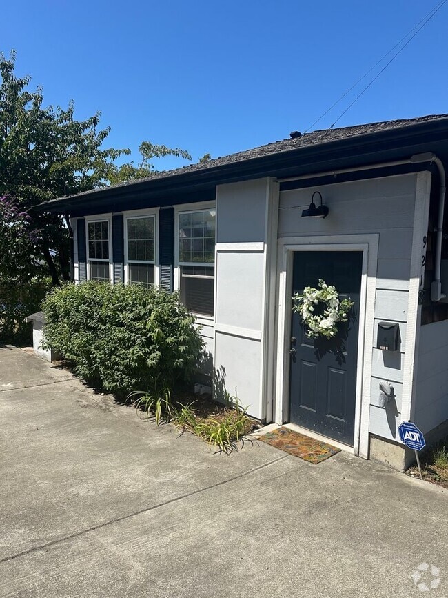 Building Photo - Cozy Cottage for Rent!