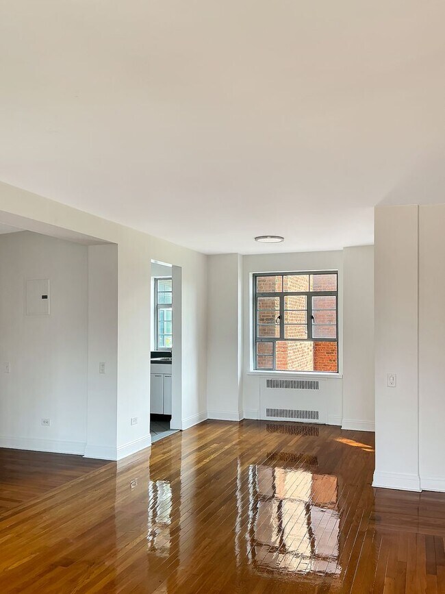 Building Photo - A prized destination in beautiful Forest Hill Garden, a place to call home