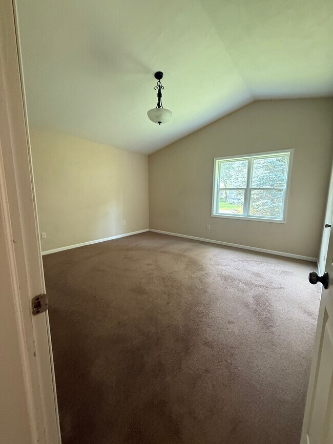 Building Photo - 527 W Harper St