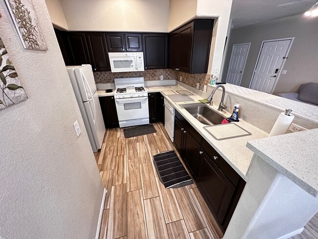 Building Photo - Fully Furnished 2 Bedroom 1 Story Condo