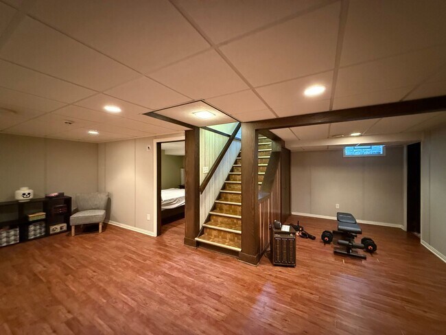 Building Photo - Beautiful 4 bed 2.5 Bath Bloomington SF Ho...