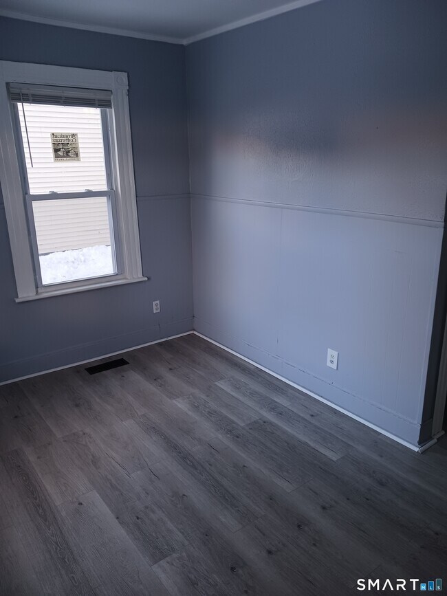 Building Photo - 28 Crescent St