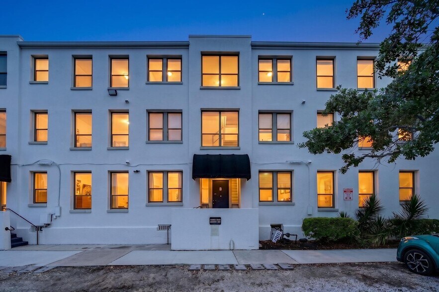 Building Photo - 2545 Oak St