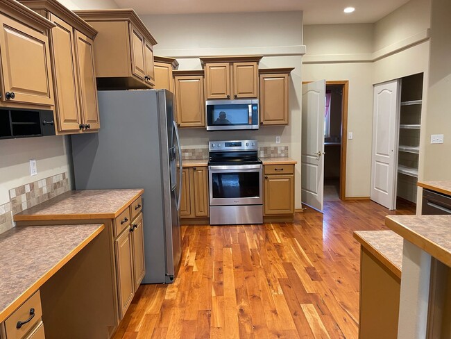 Building Photo - Well Maintained Home in Desirable Pelican ...